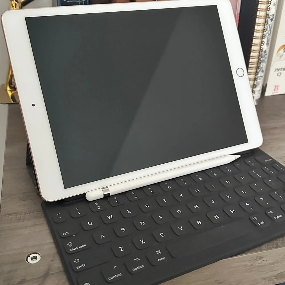 Apple iPad 7th Gen w/ Apple Pencil & Smart Keyboard – Rose Gold